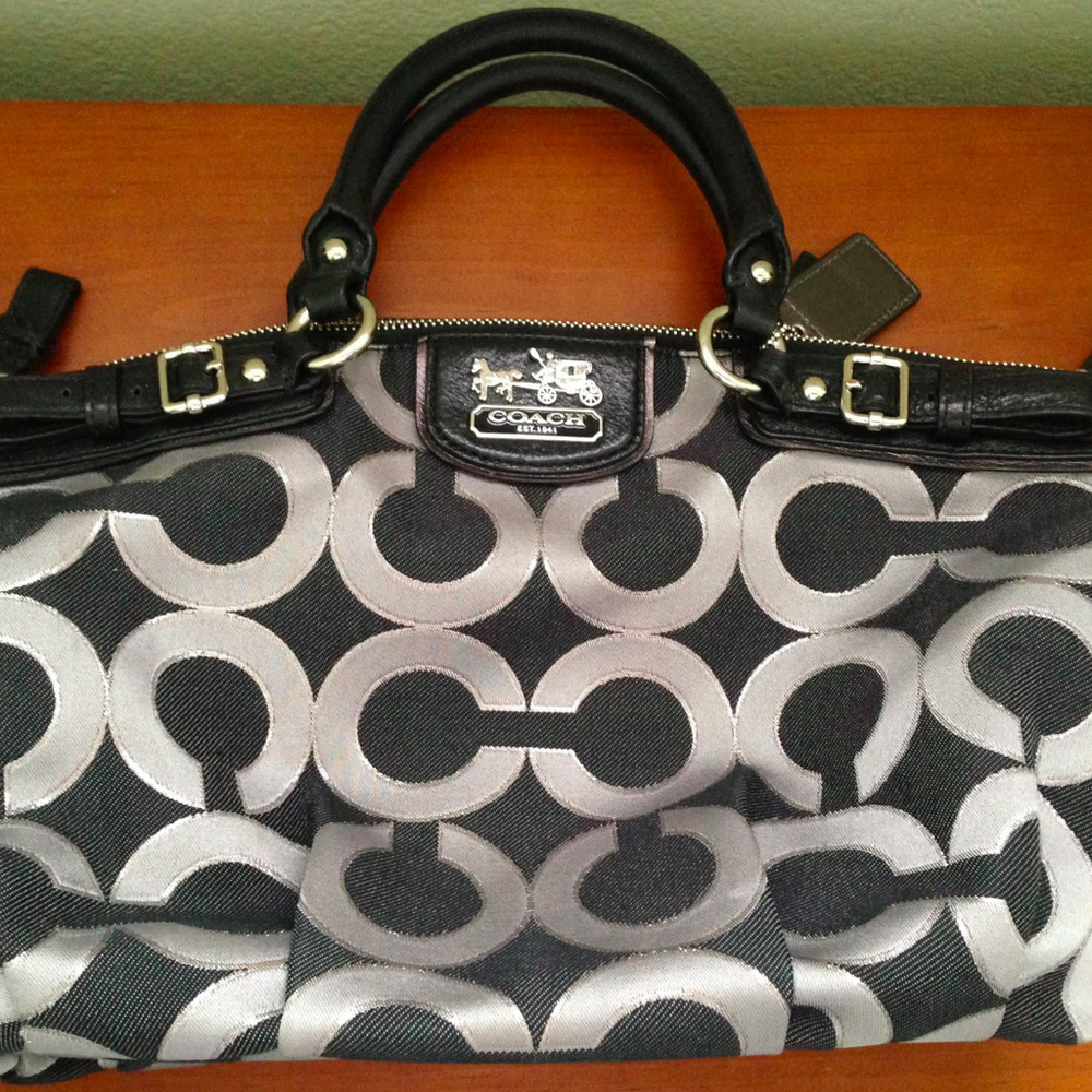 Coach bag; purse; handbag; shoulder bag; tote